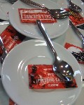 Cuatro se anuncia en los azucarillos de las cafeterías universitarias