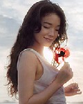Kenzo repartió 100.000 amapolas en Madrid para promocionar su perfume