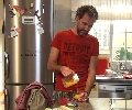 Electrolux equipa la cocina de “Cuestión de sexo” y Edesa, las de "Doctor Mateo"