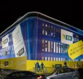 Una cadena de supermercados instala una cesta del tamaño de una casa 