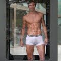 ¿Qué hace un hombre en calzoncillos dentro de una marquesina? 