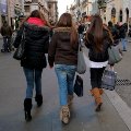 La mayoría de los españoles gastó menos en ocio, en ropa y compró marcas más baratas