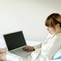 Una tercera parte de las mujeres jóvenes lo primero que hacen al levantarse es entrar en Facebook