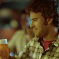 Mahou hace patria de la amistad en su nueva campaña