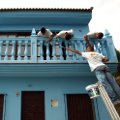 La película de Los Pitufos pinta un pueblo de azul para su estreno