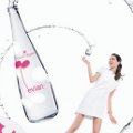 Evian lanza una botella edición limitada diseñada por Courrèges