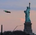 Gente volando sobre Manhattan en una espectacular acción de exterior