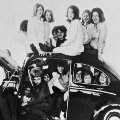 La revista Autopista recrea una publicidad de los años 60 en homenaje al VW Beetle