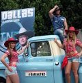 TNT recrea en Madrid una gasolinera de Dallas para promocionar el estreno de la serie
