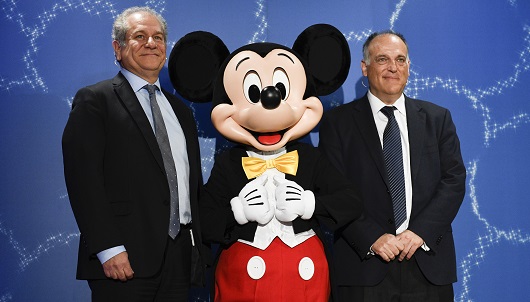Javier Tebas y Simon Amselem, presidentes de LaLiga y Disney Iberia, respectivamente, posan con Mickey Mouse Javier Tebas y Simon Amselem, presidentes de LaLiga y Disney Iberia, respectivamente, posan con Mickey Mouse