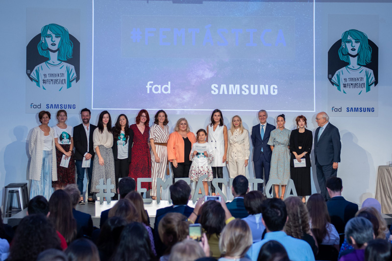 La Reina Letizia, en el centro de la imagen, junto a los responsables de Samsung y la Fad y algunas de las protagonistas de la iniciativa. La Reina Letizia, en el centro de la imagen, junto a los responsables de Samsung y la Fad y algunas de las protagonistas de la iniciativa.