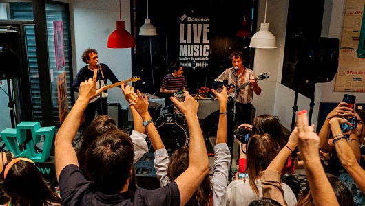 El lanzamiento de esta iniciativa comenzó con un concierto clandestino de The Parrots en un Domino´s Pizza de Madrid El lanzamiento de esta iniciativa comenzó con un concierto clandestino de The Parrots en un Domino´s Pizza de Madrid