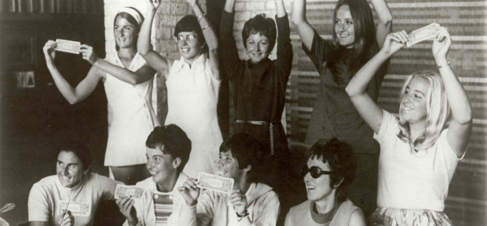 Las 'nueve originales' posando con sus dólares. Las 'nueve originales' posando con sus dólares.