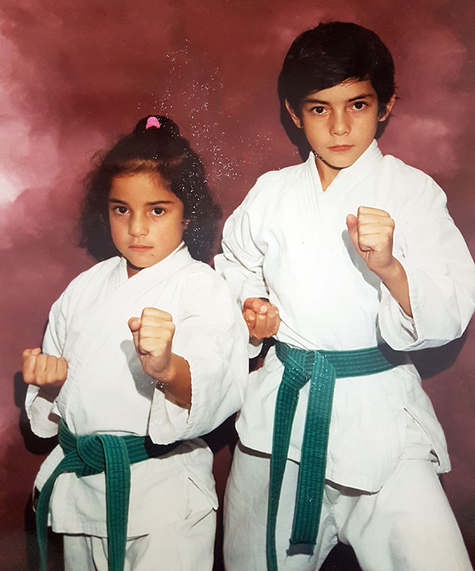 Sandra Sánchez, de niña, junto a su hermano. Sandra Sánchez, de niña, junto a su hermano.