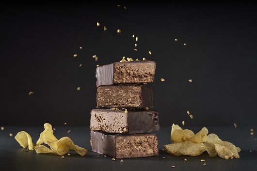 La cata ideal, según el maestro pastelero, es “simplemente vivir la experiencia de la meditación; tomarse un momento de calma; cerrar los ojos; sentir, degustar y notar cómo se funden los sabores”. La cata ideal, según el maestro pastelero, es “simplemente vivir la experiencia de la meditación; tomarse un momento de calma; cerrar los ojos; sentir, degustar y notar cómo se funden los sabores”.