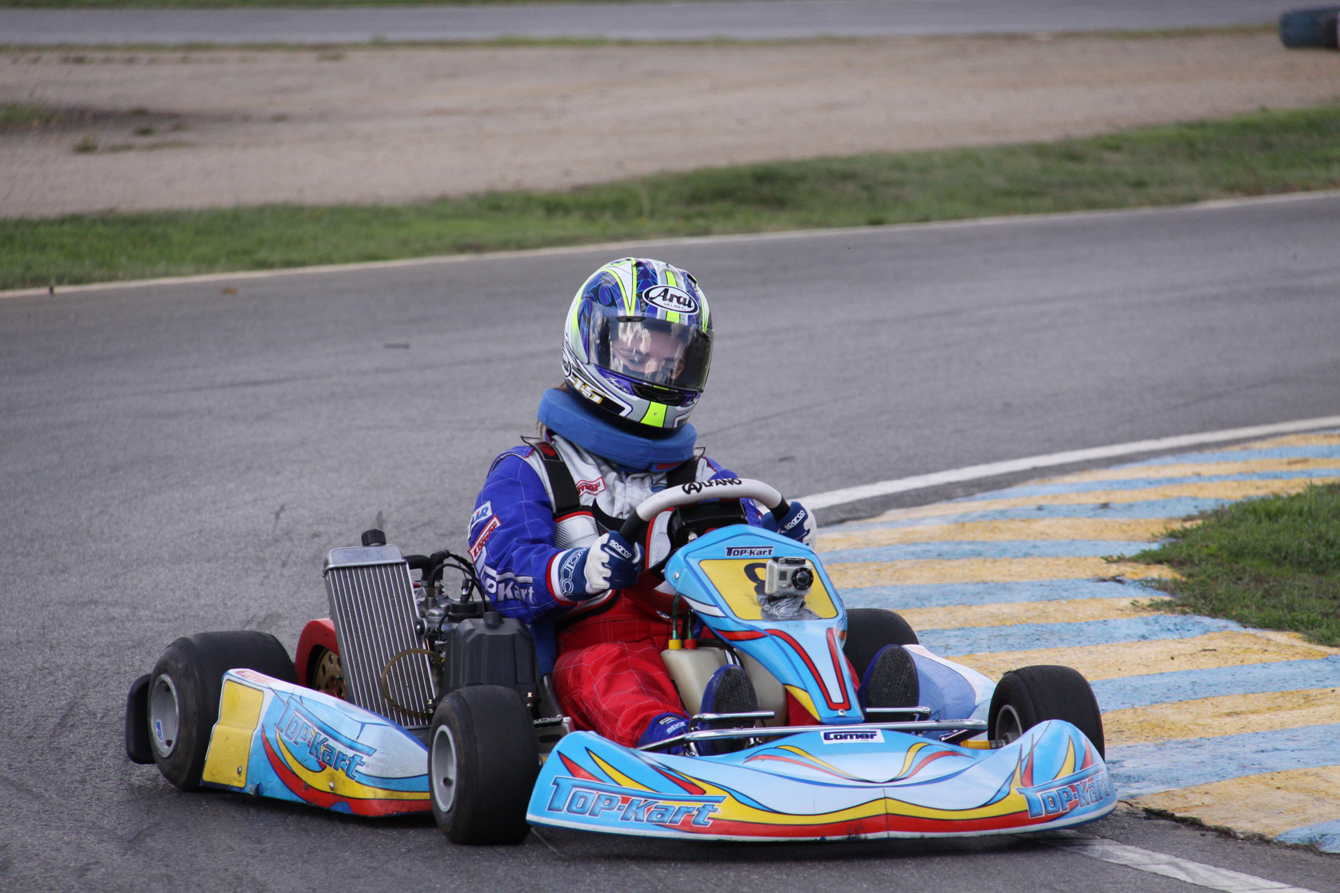 La pequeña Cristina, conduciendo un kart. La pequeña Cristina, conduciendo un kart.
