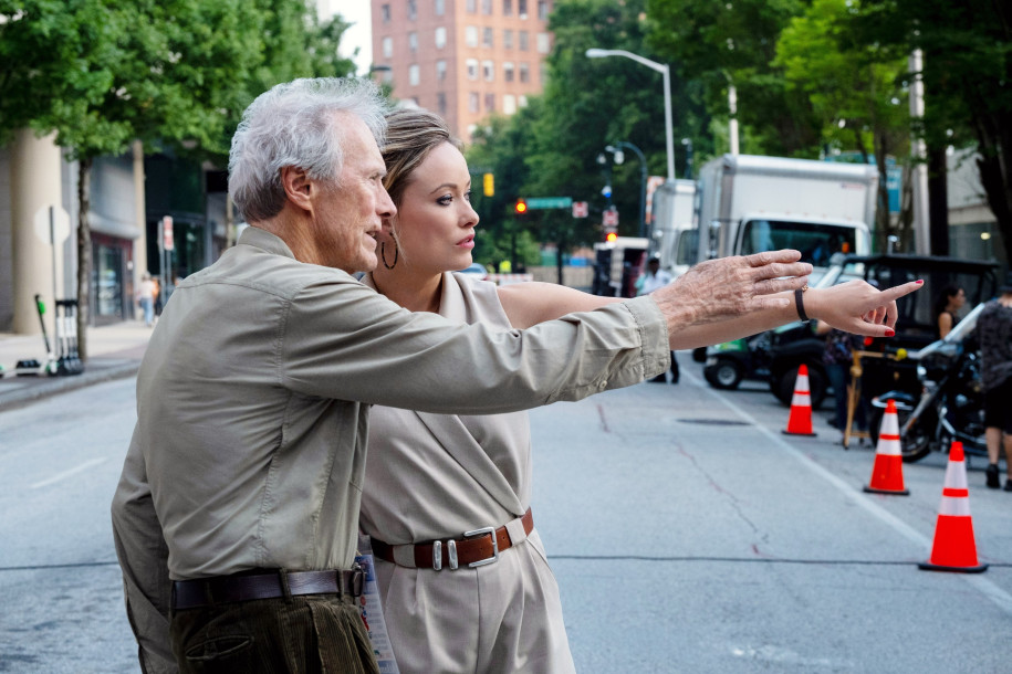Olivia Wilde y Clint Eastwood, durante el rodaje de 'Richard Jewell'. Foto: Warner Bros. Olivia Wilde y Clint Eastwood, durante el rodaje de 'Richard Jewell'. Foto: Warner Bros.