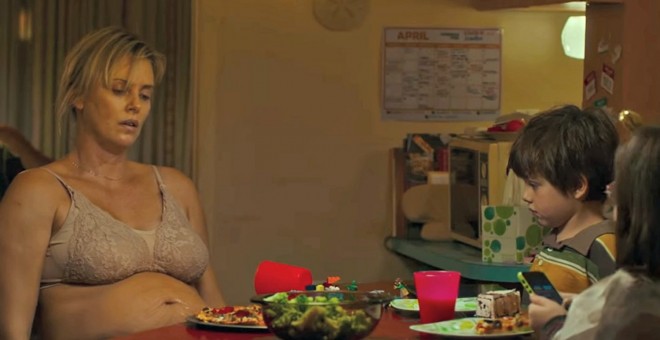 Charlize Theron, en un fotograma de 'Tully’, una película que muestra lo que pasa después del parto…y normalmente no se cuenta. Charlize Theron, en un fotograma de 'Tully’, una película que muestra lo que pasa después del parto…y normalmente no se cuenta.