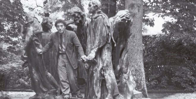 Alberto Giacometti en el parque Eugène Rudier de Vésinet posando entre 'Los Burgueses de Calais', de Rodin (1950). Alberto Giacometti en el parque Eugène Rudier de Vésinet posando entre 'Los Burgueses de Calais', de Rodin (1950).