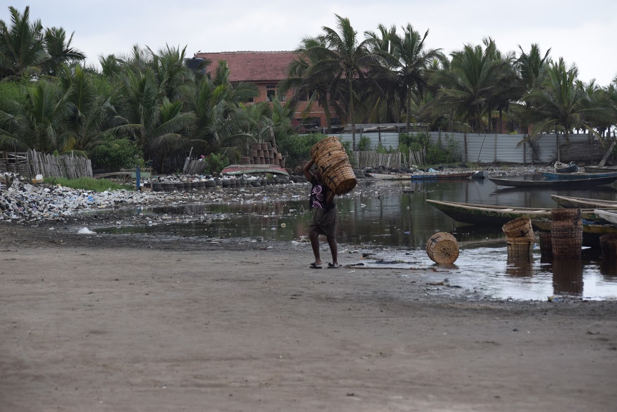Mujer a orillas del estuario de Densu en Ghana. Foto: Jamie Wen/IUCN. Mujer a orillas del estuario de Densu en Ghana. Foto: Jamie Wen/IUCN.