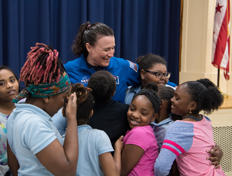 La astronauta Serena Auñón-Chancellor, con un grupo de estudiantes de un colegio público de Washington DC. La astronauta Serena Auñón-Chancellor, con un grupo de estudiantes de un colegio público de Washington DC.