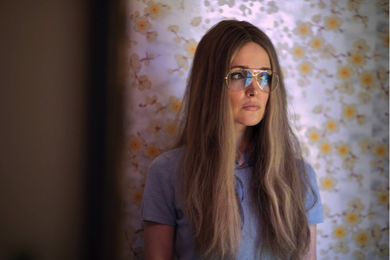 Rose Byrne como Gloria Steinem. Rose Byrne como Gloria Steinem.