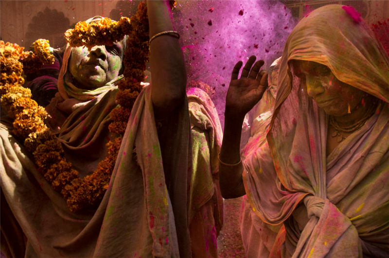 Mujeres participando en la ceremonia de Holi, en Uttar Pradesh, India, en 2016. Foto: Amy Toensing/National Geographic. Mujeres participando en la ceremonia de Holi, en Uttar Pradesh, India, en 2016. Foto: Amy Toensing/National Geographic.