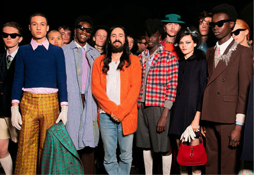 Alessandro Michele, en el centro, posa con los diseños de su colección MX. Foto: Gucci. Alessandro Michele, en el centro, posa con los diseños de su colección MX. Foto: Gucci.