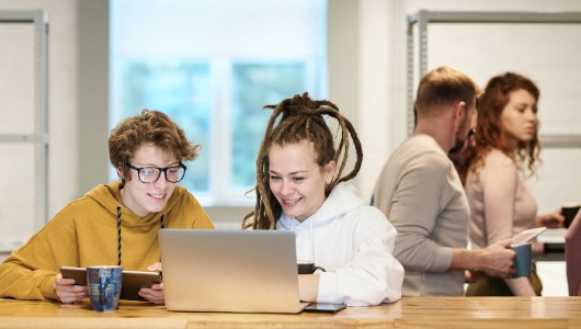Mujeres trabajando en oficina Emprendedoras Septiembre 2020 Mujeres trabajando en oficina Emprendedoras Septiembre 2020