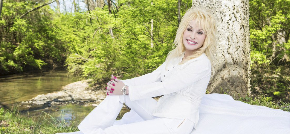 Cinco razones para adorar a Dolly Parton (además de haber financiado la vacuna contra el coronavirus)