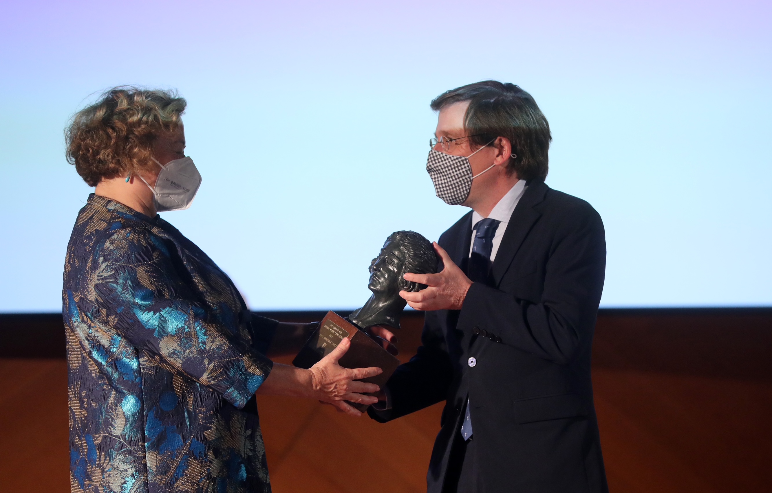 La presidenta del CSIC ha recibido el galardón de manos del alcalde de la ciudad. Foto: Ayuntamiento de Madrid. La presidenta del CSIC ha recibido el galardón de manos del alcalde de la ciudad. Foto: Ayuntamiento de Madrid.