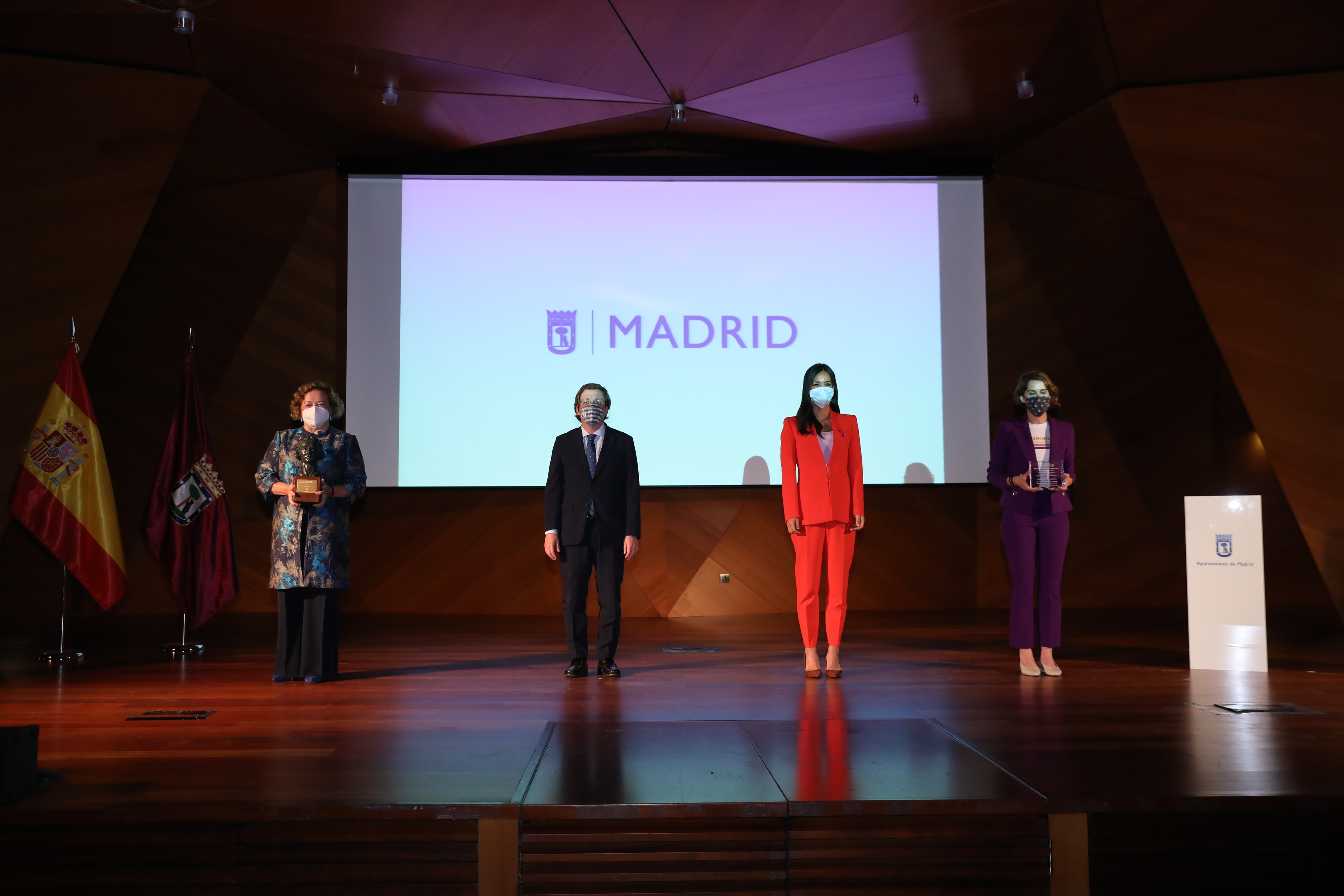 José Luis Martínez-Almeida y Begoña Villacís flanqueados, a izquierda y derecha, por Rosa Menéndez y Laura Baena. Foto: Ayuntamiento de Madrid. José Luis Martínez-Almeida y Begoña Villacís flanqueados, a izquierda y derecha, por Rosa Menéndez y Laura Baena. Foto: Ayuntamiento de Madrid.