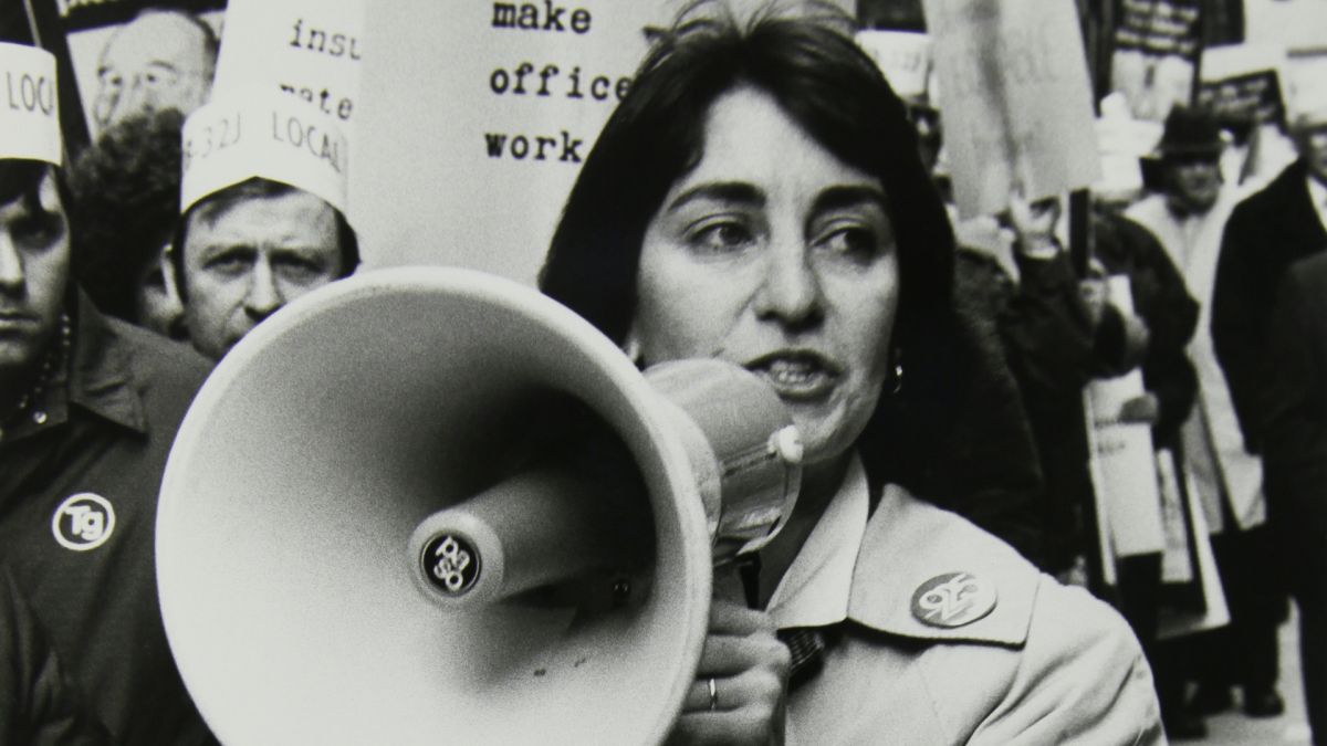 Karen Nissbaum, liderando una manifestación. Imágenes del documental de la PBS '9to5: la historia de un movimiento'. Karen Nissbaum, liderando una manifestación. Imágenes del documental de la PBS '9to5: la historia de un movimiento'.