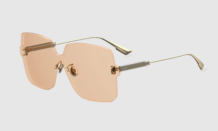 Gafas de Dior de pantalla cuadrada con varillas doradas y lente 'nude'. Gafas de Dior de pantalla cuadrada con varillas doradas y lente 'nude'.