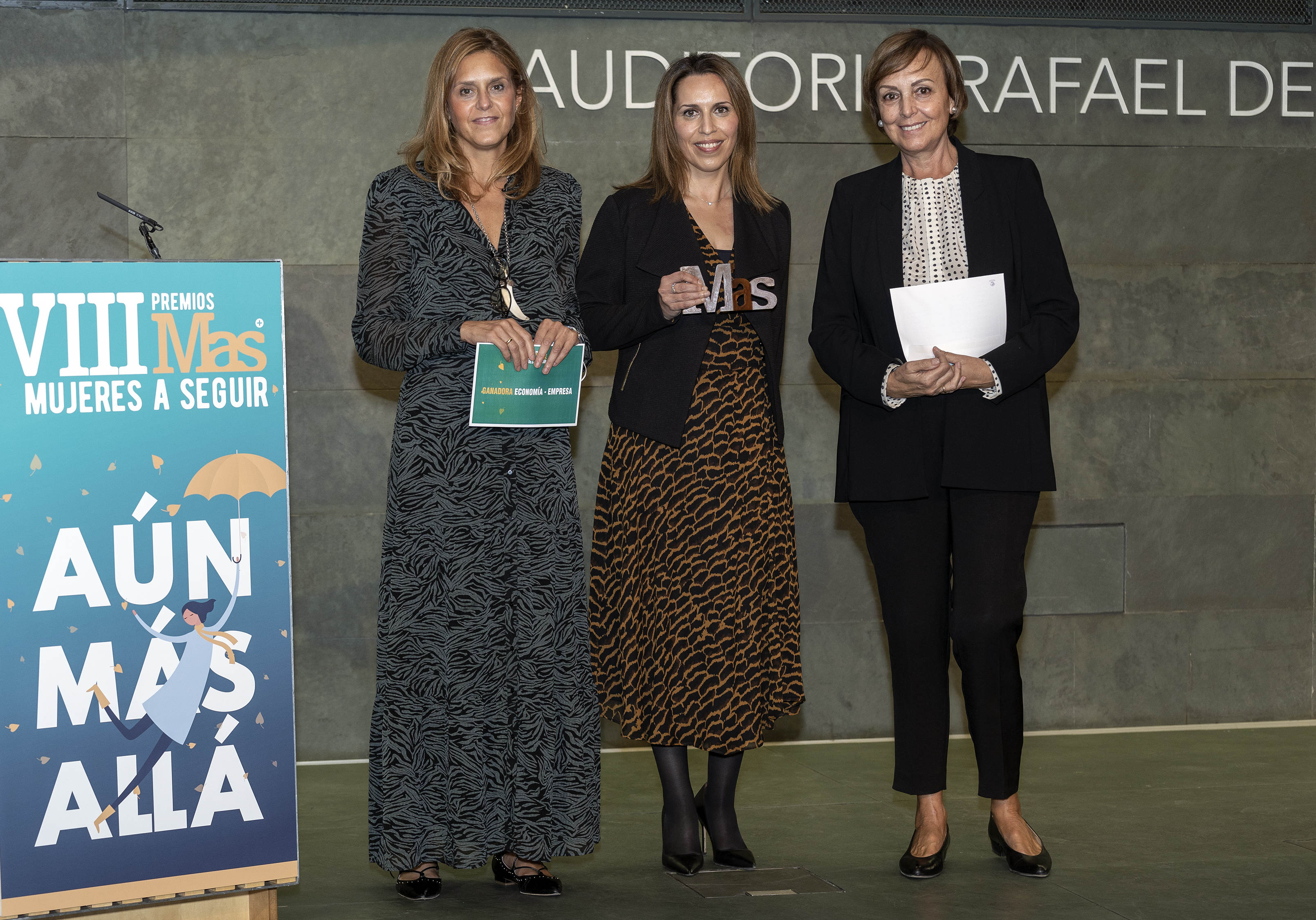 Marina Peña (Santander) y Lidia Sanz (AEA) hicieron entrega del premio de Economía a Carmen San Martín.