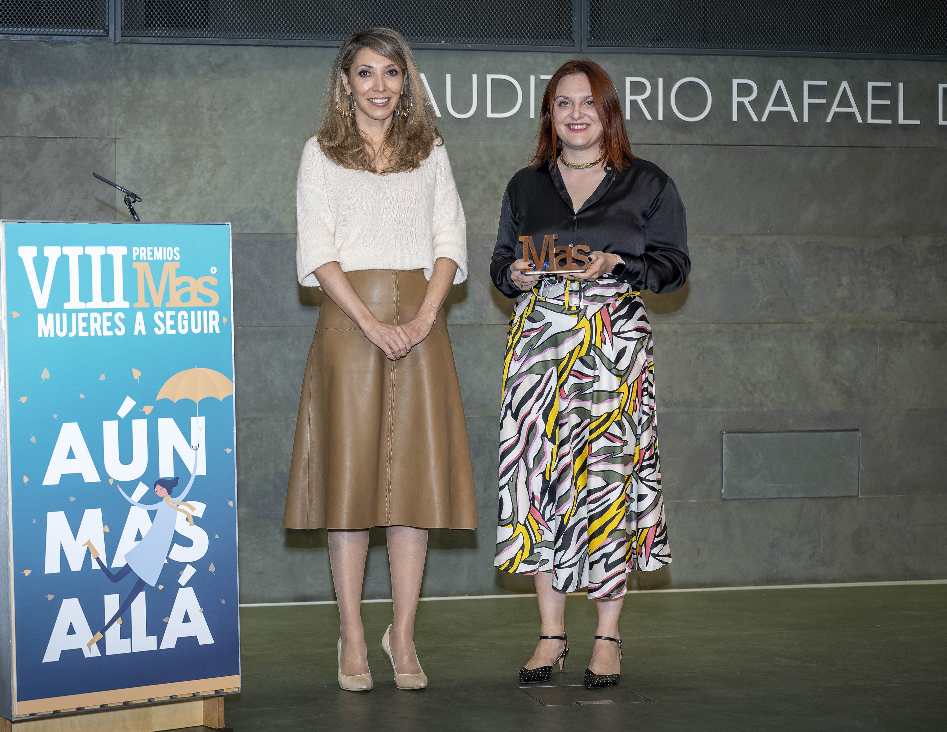 Rosa Monge recogió su galardón de manos de Irene Cano (Facebook). Rosa Monge recogió su galardón de manos de Irene Cano (Facebook).