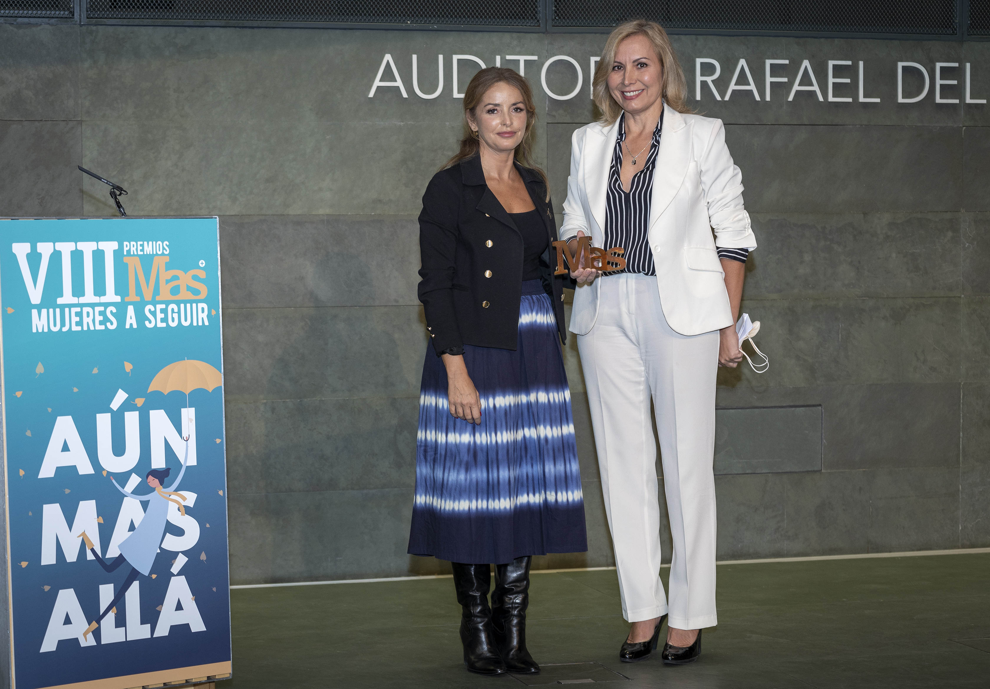 Mónica Melle (secretaria general de AMIT) recogió el premio, que le entregó Patricia Reyes (directora general de Igualdad de la Comunidad de Madrid)