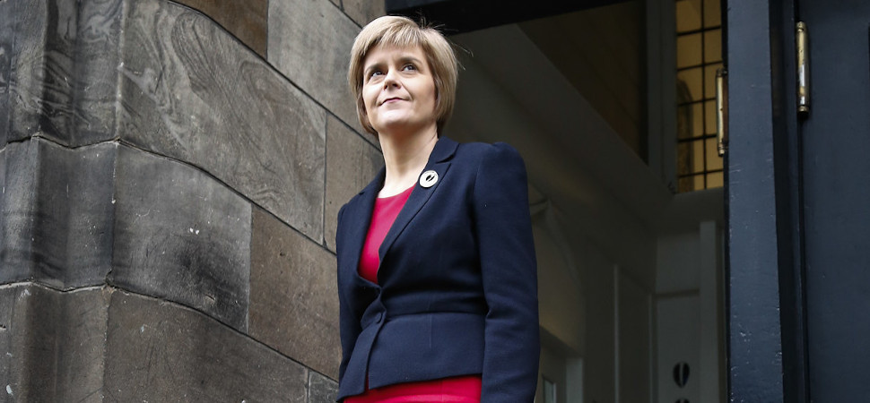 Sofocos en el parlamento y dudas sobre los tratamientos hormonales: la primera ministra de Escocia se sincera sobre la menopausia