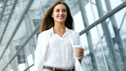 Empresaria Mujer joven Shutterstock