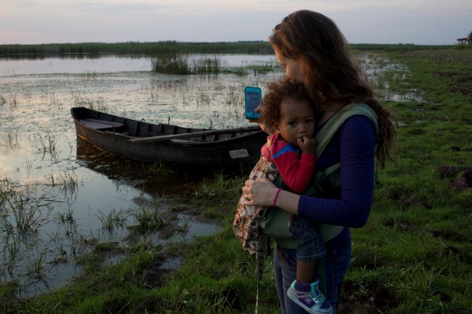 Emily Shiffer, trabajando en la orilla del río con su hija Emily Shiffer, trabajando en la orilla del río con su hija