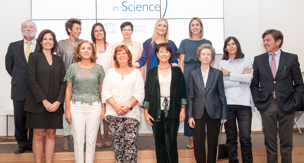 Las premiadas y el jurado, junto a François-Xavier Fenart, presidente de L’Oréal España; Cristina Cifuentes, presidenta de la Comunidad de Madrid, y Carmen Vela, secretaria de estado de Investigación Las premiadas y el jurado, junto a François-Xavier Fenart, presidente de L’Oréal España; Cristina Cifuentes, presidenta de la Comunidad de Madrid, y Carmen Vela, secretaria de estado de Investigación