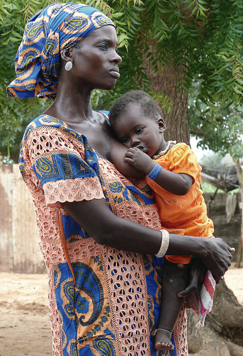 Saye Sylla, conocida como la ‘tía’ de la aldea, con su bebé en el pueblo de Thilène, distrito de Louga. Foto: @lgcastellanos/Unicef Saye Sylla, conocida como la ‘tía’ de la aldea, con su bebé en el pueblo de Thilène, distrito de Louga. Foto: @lgcastellanos/Unicef