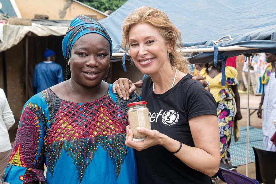 Teresa Viejo, con Khady Diop, una de las impulsoras del Comité de Madres, a la que Teresa llama cariñosamente Mademoiselle Farine. Foto: @BrunoDemeocq/ Unicef Teresa Viejo, con Khady Diop, una de las impulsoras del Comité de Madres, a la que Teresa llama cariñosamente Mademoiselle Farine. Foto: @BrunoDemeocq/ Unicef