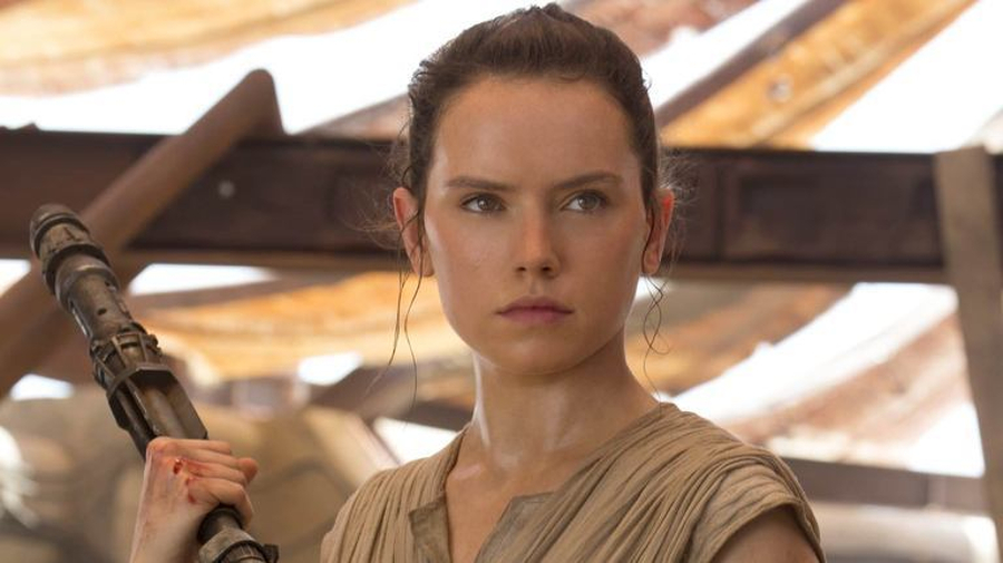 Rey, interpretada por Daisy Ridley, en ‘El despertar de la Fuerza (2015)/Foto: starwars.com/Disney Rey, interpretada por Daisy Ridley, en ‘El despertar de la Fuerza (2015)/Foto: starwars.com/Disney