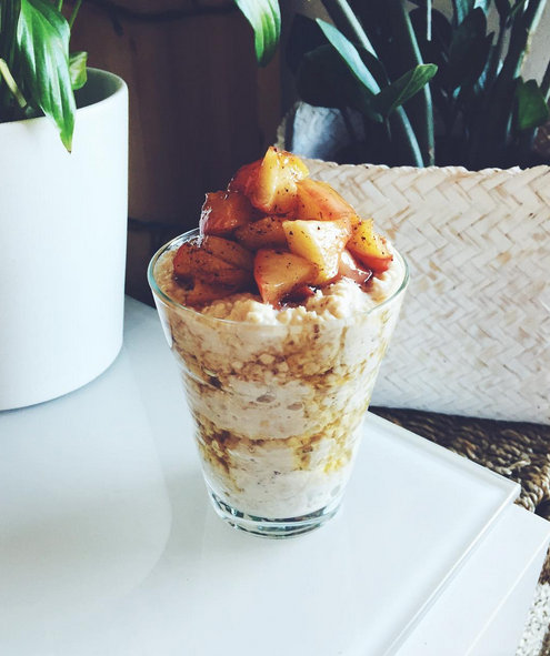 Copos de avena con leche de almendra y manzana roja con miel y canela Copos de avena con leche de almendra y manzana roja con miel y canela