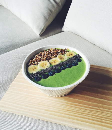 Smoothie de manzana verde, espinacas, calabacín, apio, lima y té verde Smoothie de manzana verde, espinacas, calabacín, apio, lima y té verde