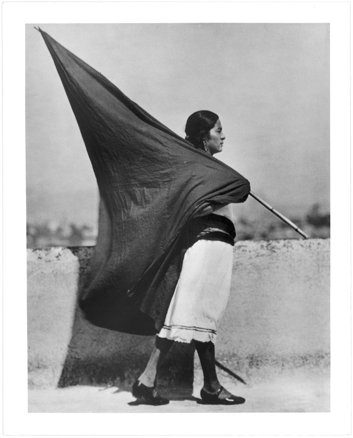 Mujer con bandera, c.1928/Tina Modotti Mujer con bandera, c.1928/Tina Modotti