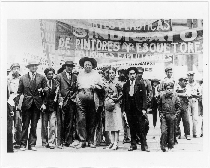 Diego Rivera y Frida Kahlo con miembros de la Unión de Artistas en la marcha del Primero de Mayo, 1929/Tina Modotti Diego Rivera y Frida Kahlo con miembros de la Unión de Artistas en la marcha del Primero de Mayo, 1929/Tina Modotti