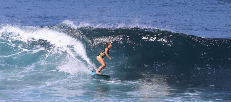 Una chica surfeando en el campamento Loredo Surf House Una chica surfeando en el campamento Loredo Surf House