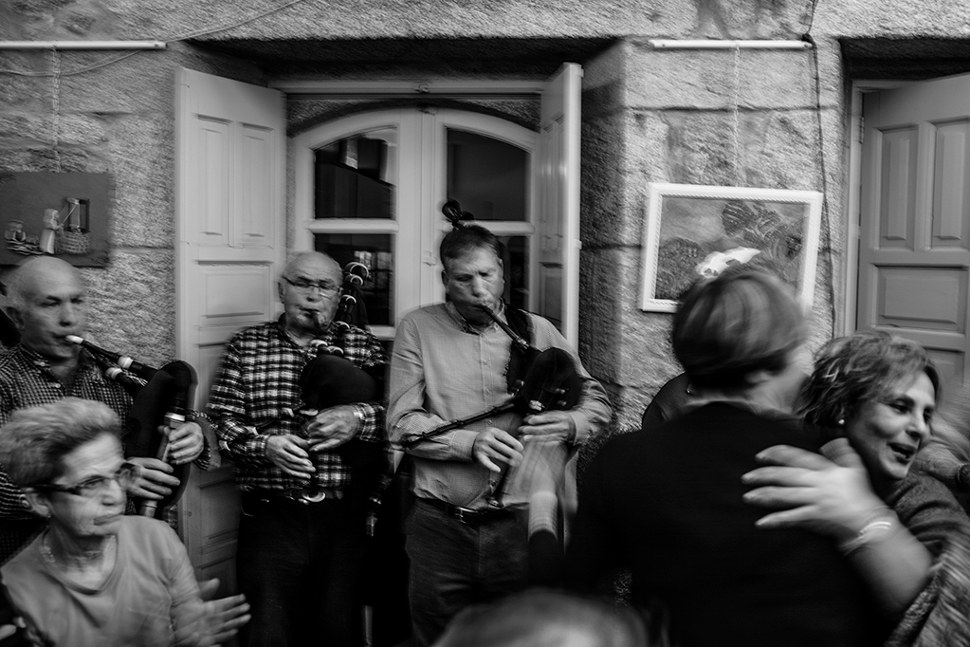 Mujeres que forman parte de la asoaciación bailan durante una celebración navideña en su sede de Cangas do Morrazo, Galicia. Mujeres que forman parte de la asoaciación bailan durante una celebración navideña en su sede de Cangas do Morrazo, Galicia.